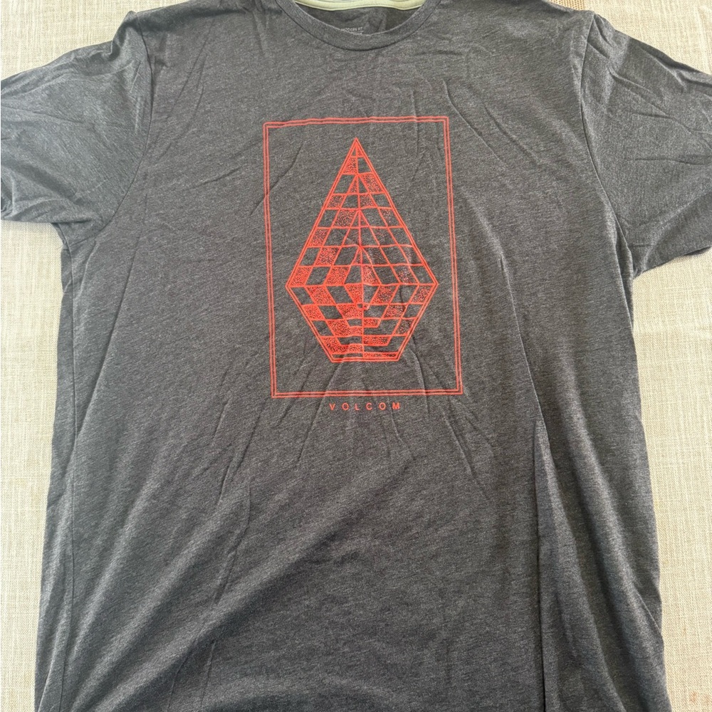 Volcom Men's Short Sleeve Tee in Charcoal with Red Geometric Print 2XL